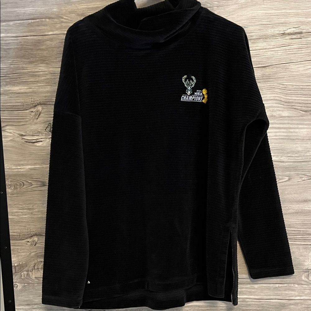 Antigua Milwaukee Bucks Black  ribbed turtleneck top
Large
